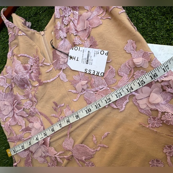 Dress the Population Audrey Embroidered Fit & Flare
Dress size XXL new with tags - Picture 9 of 16